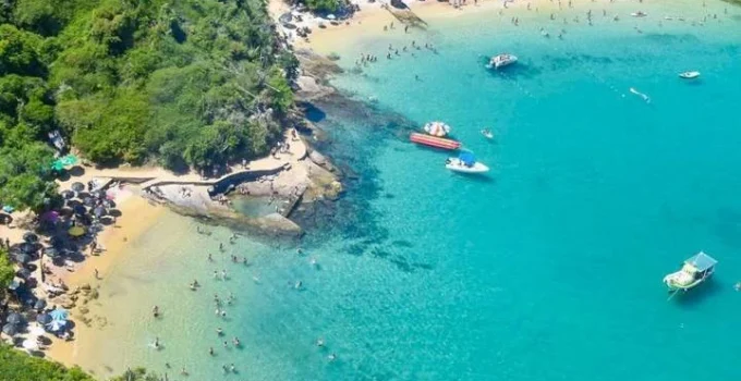Búzios (RJ) é o único município do estado com 4 praias certificadas com Bandeira Azul para temporada 2025/2026