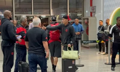 Flamengo retorna ao Rio com parte do elenco após vice no Mundial; time Sub-20 estreia no Carioca
