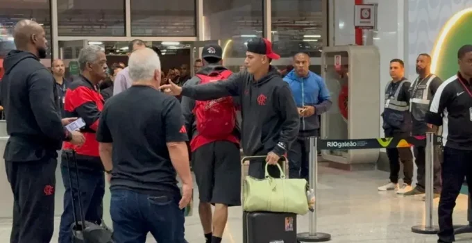 Flamengo retorna ao Rio com parte do elenco após vice no Mundial; time Sub-20 estreia no Carioca