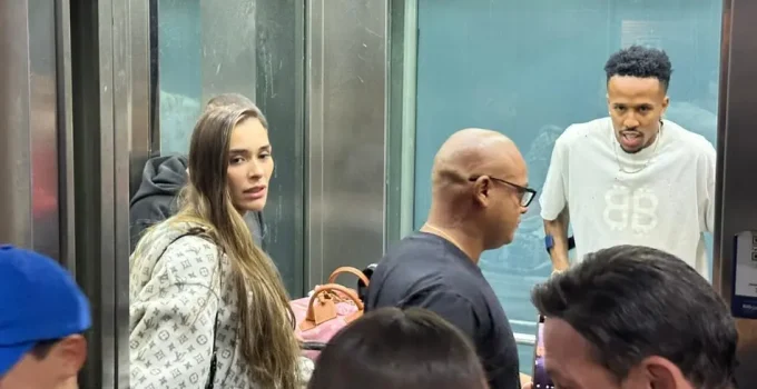 Éder Militão desembarca no Rio em muletas para recuperação de nova lesão no Real Madrid