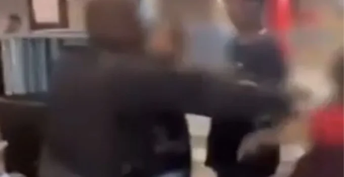 Vídeo Chocante: Policial Militar Agressão Mulher de 65 Anos com Coronhada de Fuzil em Bar no Rio