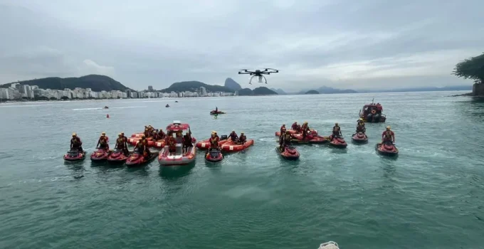 Bombeiros do RJ lançam Operação Verão 2025/2026 com drones falantes e investimento de R$ 23 milhões em segurança nas praias