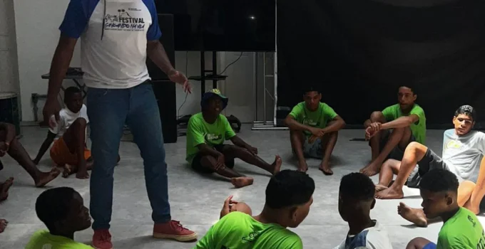 Casa de Cultura Volta do Mundo e Conexões na Pequena África: Capoeira, Música e Audiovisual Transformam Jovens em Vulnerabilidade