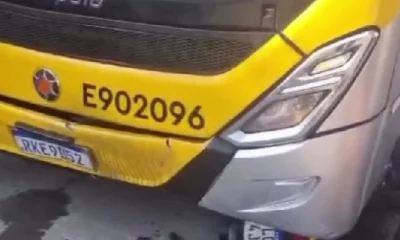 Acidente entre ônibus do BRT e moto deixa um ferido e interdita calha na Zona Sudoeste do Rio