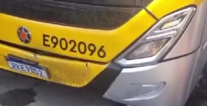 Acidente entre ônibus do BRT e moto deixa um ferido e interdita calha na Zona Sudoeste do Rio