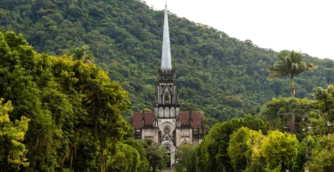 Petrópolis Vira Cenário Mágico de Natal com Neve de Verão e História Imperial no Especial Brasil