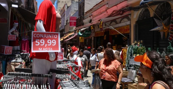 Comércio Popular do Rio Registra Movimentação Intensa às Vésperas do Natal com Buscas por Presentes e Lembrancinhas