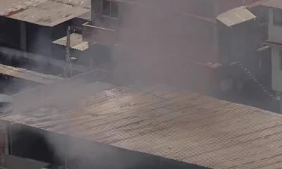Incêndio destrói galpão da escola de samba Gato de Bonsucesso na Nova Holanda, Maré, Rio de Janeiro