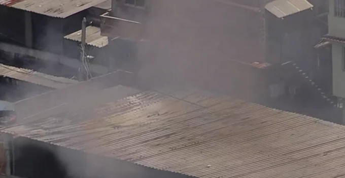 Incêndio destrói galpão da escola de samba Gato de Bonsucesso na Nova Holanda, Maré, Rio de Janeiro