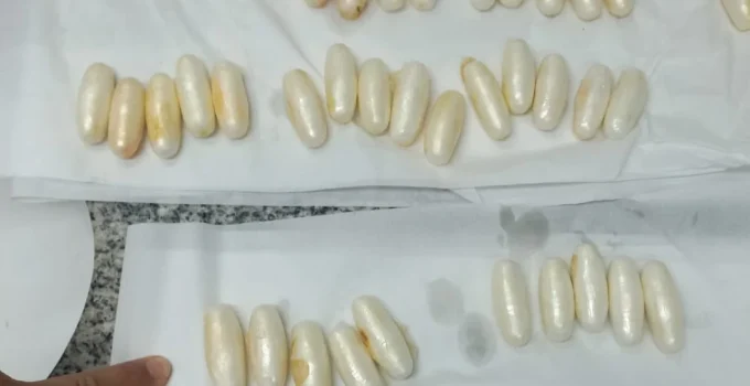 Homem é preso em flagrante no Galeão após engolir 80 cápsulas de cocaína antes de voo para Paris