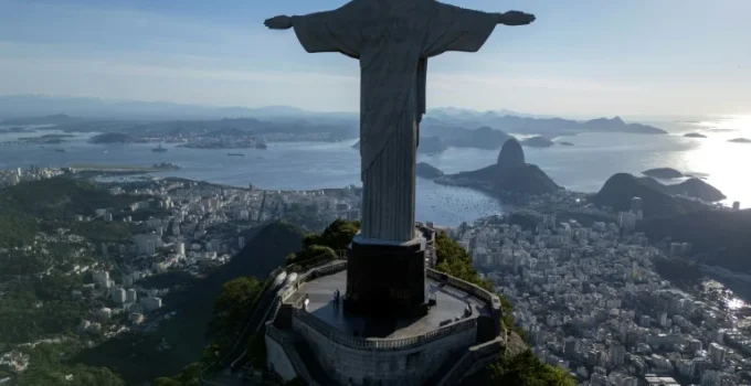 Rio de Janeiro bate recorde de turistas em 2025: moeda acessível e cultura viral atraem 1,9 milhão de visitantes