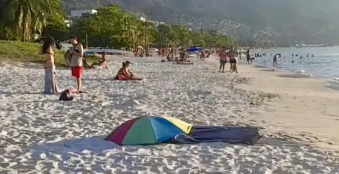 Homem de 50 anos morre afogado na Praia de Charitas, em Niterói; corpo foi encontrado por banhistas