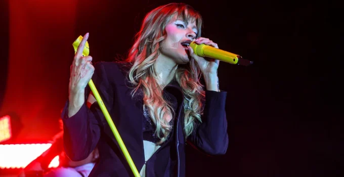 Luísa Sonza agita pré-Réveillon no Rio com hits e agradece fãs em sua última apresentação de 2023