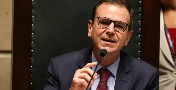 Paes rebate críticas ao palco gospel no Réveillon do Rio e cita 'nível de preconceito'