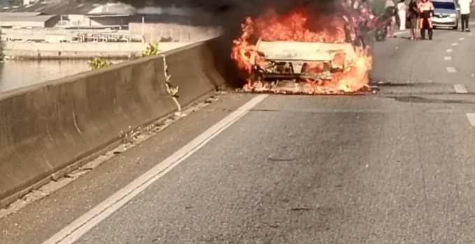 Carro pega fogo na Linha Vermelha, sentido Centro, e causa retenção na Zona Norte do Rio