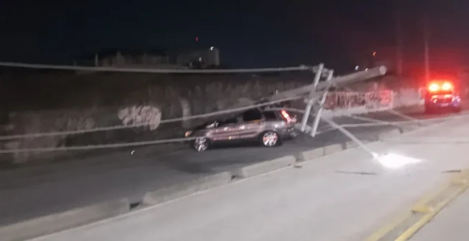 Carro Colide com Poste em Olaria, Causa Interdição e Queda de Energia na Zona Norte do Rio