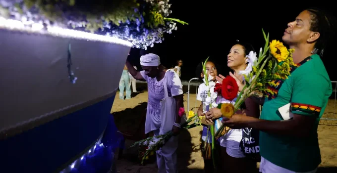 Umbanda celebra Iemanjá na véspera do Réveillon no Rio com rituais e pedidos por paz e igualdade