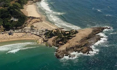 Um ano após o "surubão do Arpoador", cena de sexo coletivo e lixo se repete na praia carioca
