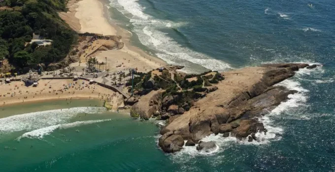 Um ano após o "surubão do Arpoador", cena de sexo coletivo e lixo se repete na praia carioca