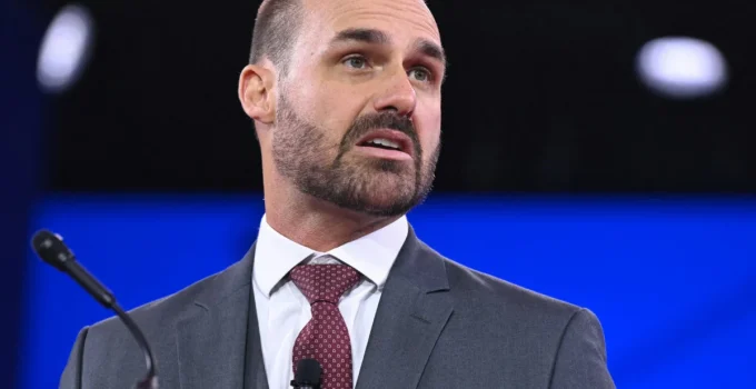 PF determina retorno imediato de Eduardo Bolsonaro ao cargo de policial federal no Rio de Janeiro após cassação do mandato