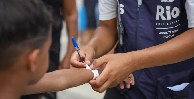 Pulseiras de Identificação Reforçam Segurança de Crianças e Adolescentes nas Praias do Rio de Janeiro Durante o Verão