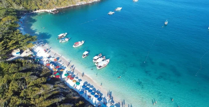 Arraial do Cabo: O Caribe Brasileiro no Rio de Janeiro que Encanta Turistas com Águas Cristalinas e Cenários Paradisíacos