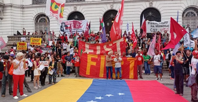 Protesto na Cinelândia (RJ) contra sequestro de Maduro e esposa por tropas dos EUA