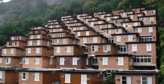 Favela de Luxo? Condomínio no Rio de Janeiro Mistura Estética Popular com Casas Milionárias