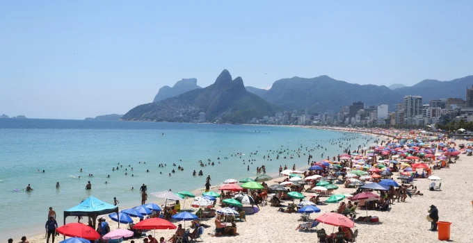 Rio de Janeiro Alcança Marco Histórico: 2,2 Milhões de Turistas Internacionais em 2025, Superando Expectativas