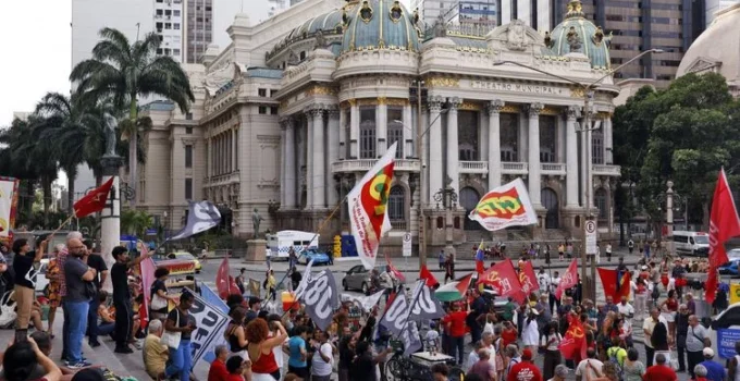 Ato no Rio de Janeiro relembra 8 de janeiro e repudia anistia a envolvidos em tentativa de golpe