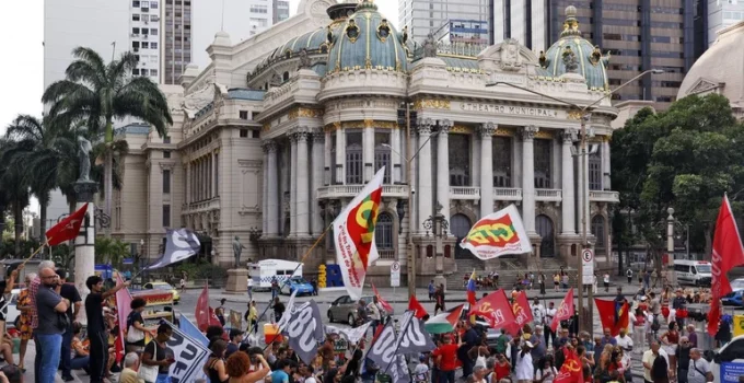 Manifestação no Rio relembra 8 de janeiro e rejeita anistia a golpistas, exigindo vigilância democrática