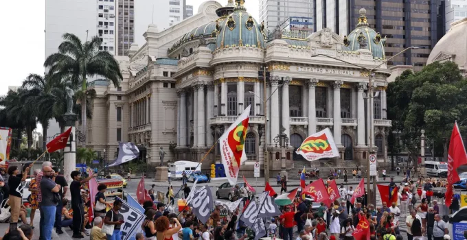 Rio: Ato pela Democracia relembra 8 de Janeiro e rejeita anistia a golpistas