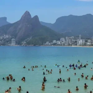 Verão 2026 no Rio: Previsão de 5,7 milhões de turistas e R$ 12,8 bilhões em receita