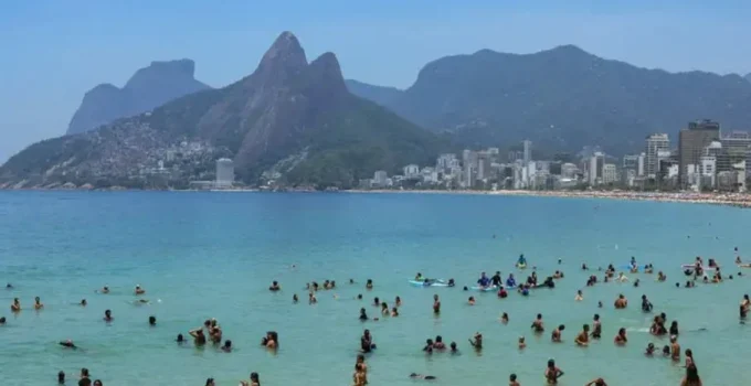 Verão 2026 no Rio: Previsão de 5,7 milhões de turistas e R$ 12,8 bilhões em receita