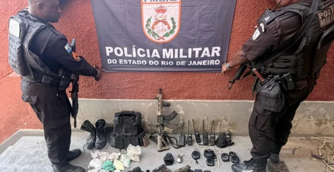 Reféns são libertados pela PM após confronto no Morro do Estado, em Niterói; armas são apreendidas
