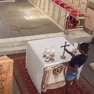 Mulher é Detida no Rio de Janeiro Após Furto de Crucifixo de Altar de Igreja Registrado por Câmeras