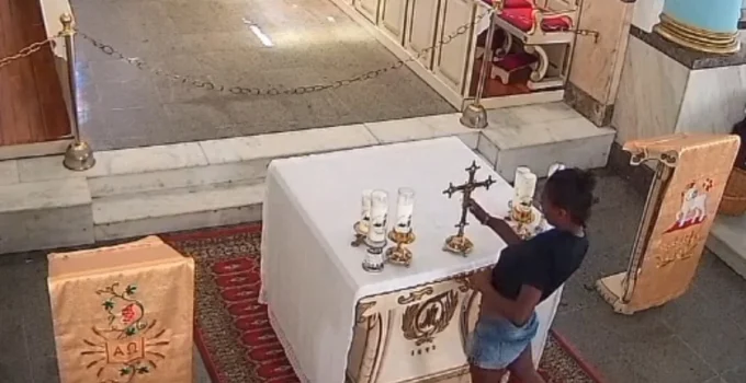 Mulher é Detida no Rio de Janeiro Após Furto de Crucifixo de Altar de Igreja Registrado por Câmeras