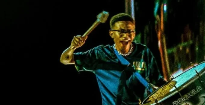 Motorista de aplicativo é investigado após agredir ritmista da Portela e quebrar seu equipamento de trabalho no Rio