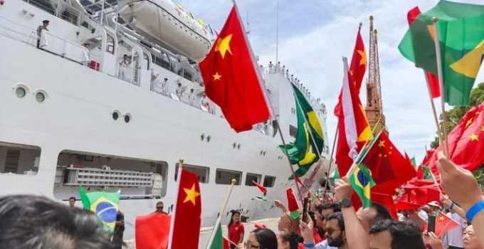 Navio Hospital Chinês Deixa o Brasil Sob Alerta Militar por Equipamentos de Mapeamento e Coleta de Dados