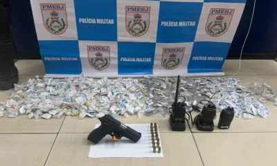 Dupla é Presa Após Invadir Casa e Se Esconder de Policiais em Niterói; Armas e Drogas Foram Apreendidas