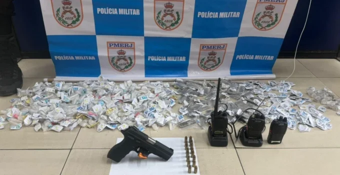 Dupla é Presa Após Invadir Casa e Se Esconder de Policiais em Niterói; Armas e Drogas Foram Apreendidas