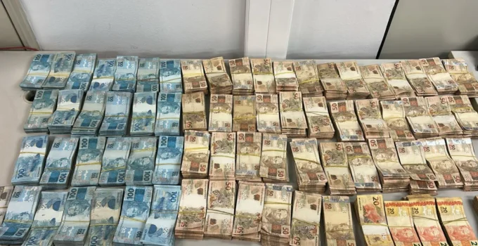 Polícia Civil apreende R$ 500 mil e arma em ação contra suspeito em Duque de Caxias