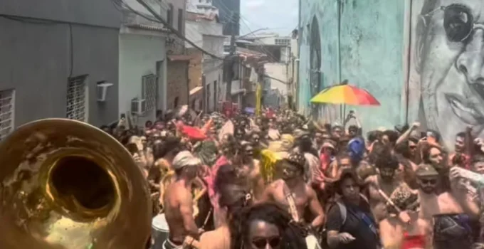 Carnaval 2024 no Rio: Ensaios de blocos e festas oficiais atraem centenas de foliões neste fim de semana