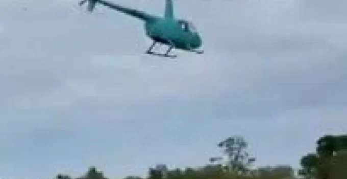 Pilotos em voo de instrução morrem em queda de helicóptero em Guaratiba; vídeo mostra últimos momentos
