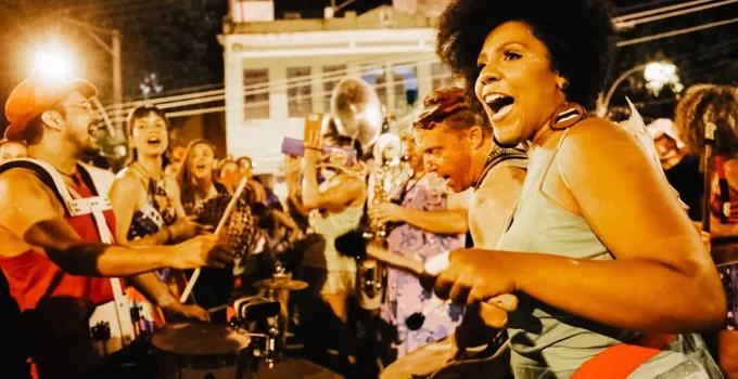 Carnaval 2026 no Rio: Buscas no Airbnb Disparam Quase 50%, com Forte Presença da Geração Z