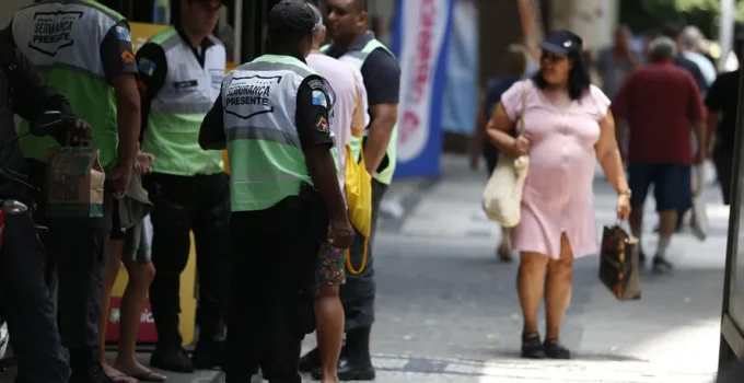 Policiais do Rio Evitam Finais de Semana no Segurança Presente; Pontos Turísticos Sofrem com Baixa Adesão