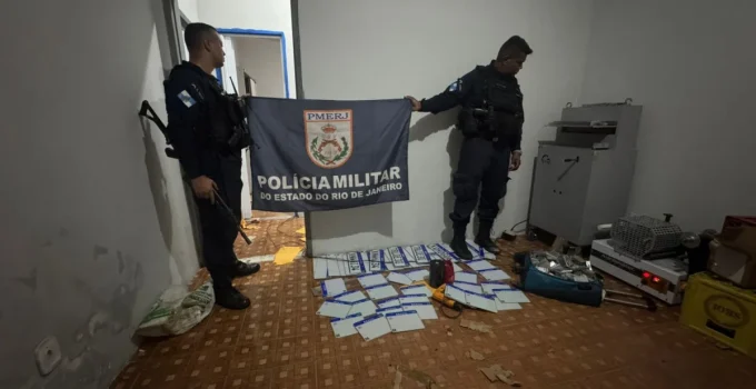 Fábrica Clandestina de Placas de Carro é Descoberta no Rio: Dois Homens Presos em Bangu