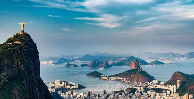 Rio de Janeiro: A Cidade Mais Visitada do Brasil a Minutos de Niterói, Combina Praias Icônicas e Cultura Global