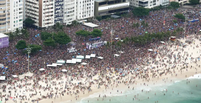 Carnaval Fan Fest Rio: Neguinho da Beija Flor e Belo abrem evento gratuito em Copacabana