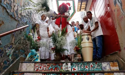 Dia de Oxóssi: Baianas lavam Escadaria Baden Powell em Copacabana em homenagem a São Sebastião